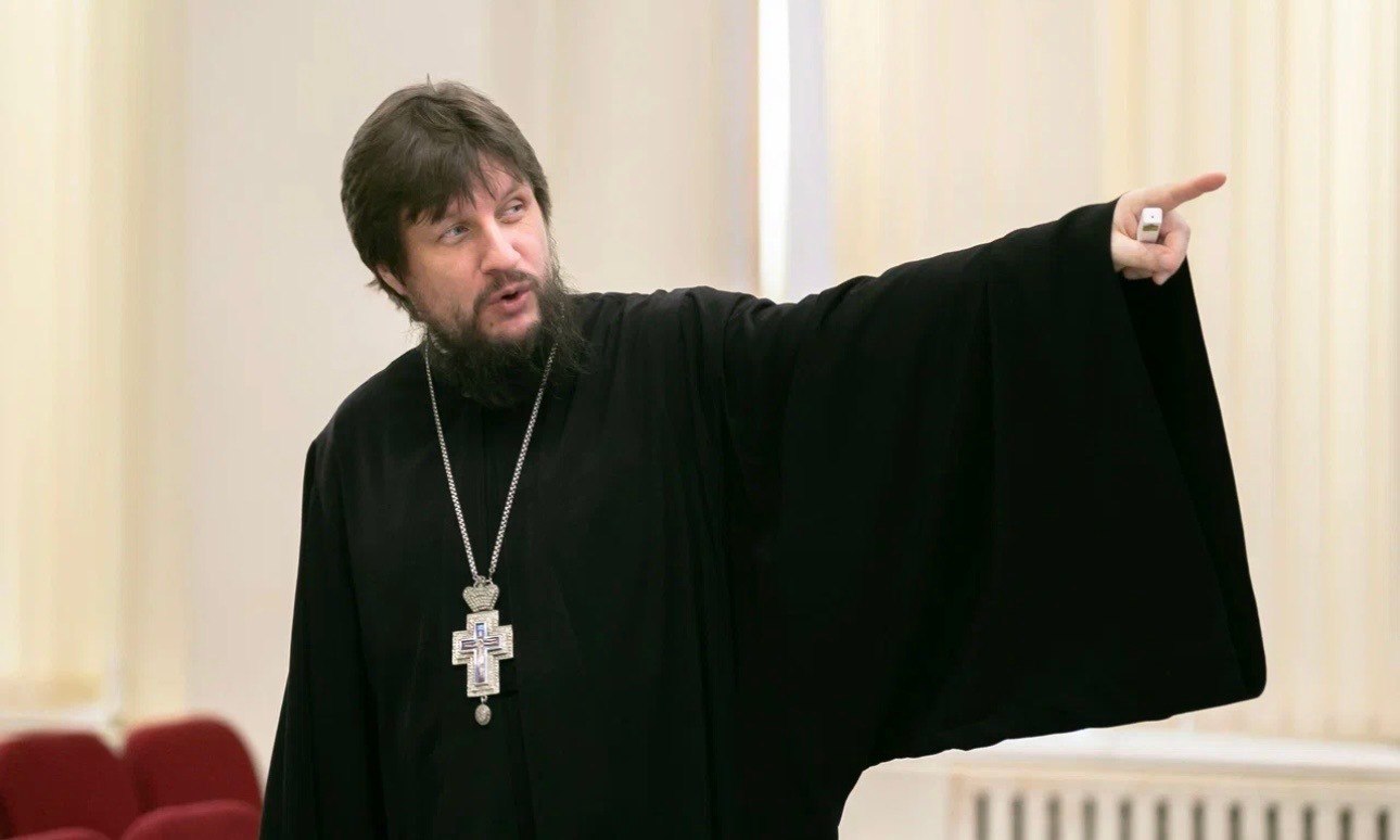 Протоиерей Виктор Горбач рассказал старшеклассникам о роли Православной церкви в освоении Сахалина и Курильских островов..